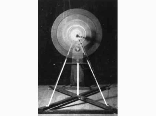 Marcel Duchamp/Man Ray, Rotative plaque de verre, optique de précision, 1920.  © Succession Marcel Duchamp, ADAGP, Paris et DACS, Londres.